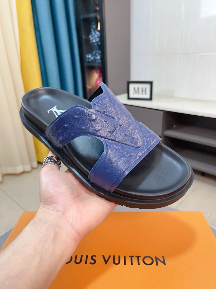 Men's shoes💰300🌹🌹【LV】Multi-color new men's slippers, original top quality version, original special cowhide ostrich embossed➕sheepskin on the inside and sides, non-slip combined sole, more stable walking, more comfortable and lightweight, high-end and generous, size: 38~44